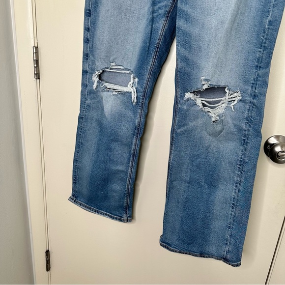 American Eagle Stretch Curvy Ripped Jeans in Medium Destroy Short Inseam - Picture 3 of 8